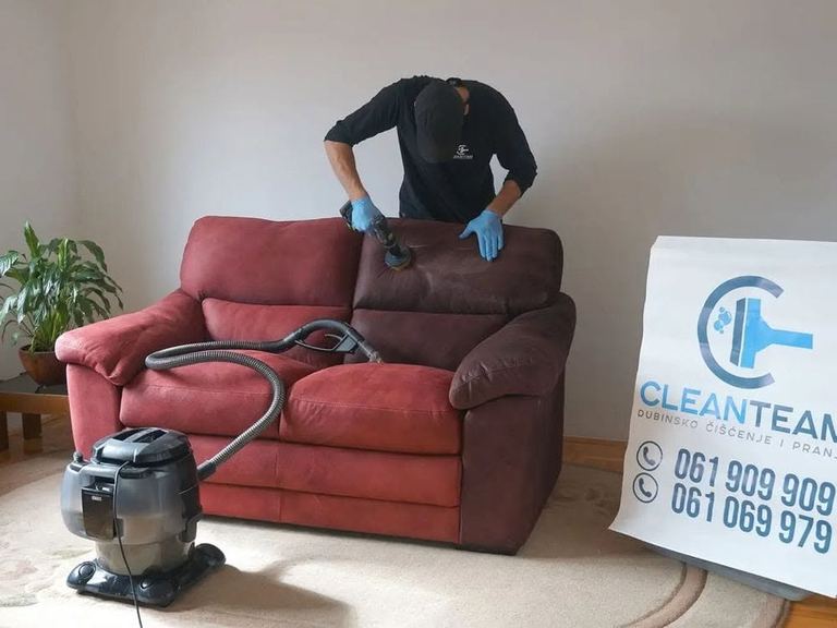 Radnik Clean Teama rotacionom četkom pere tapaciranu garnituru