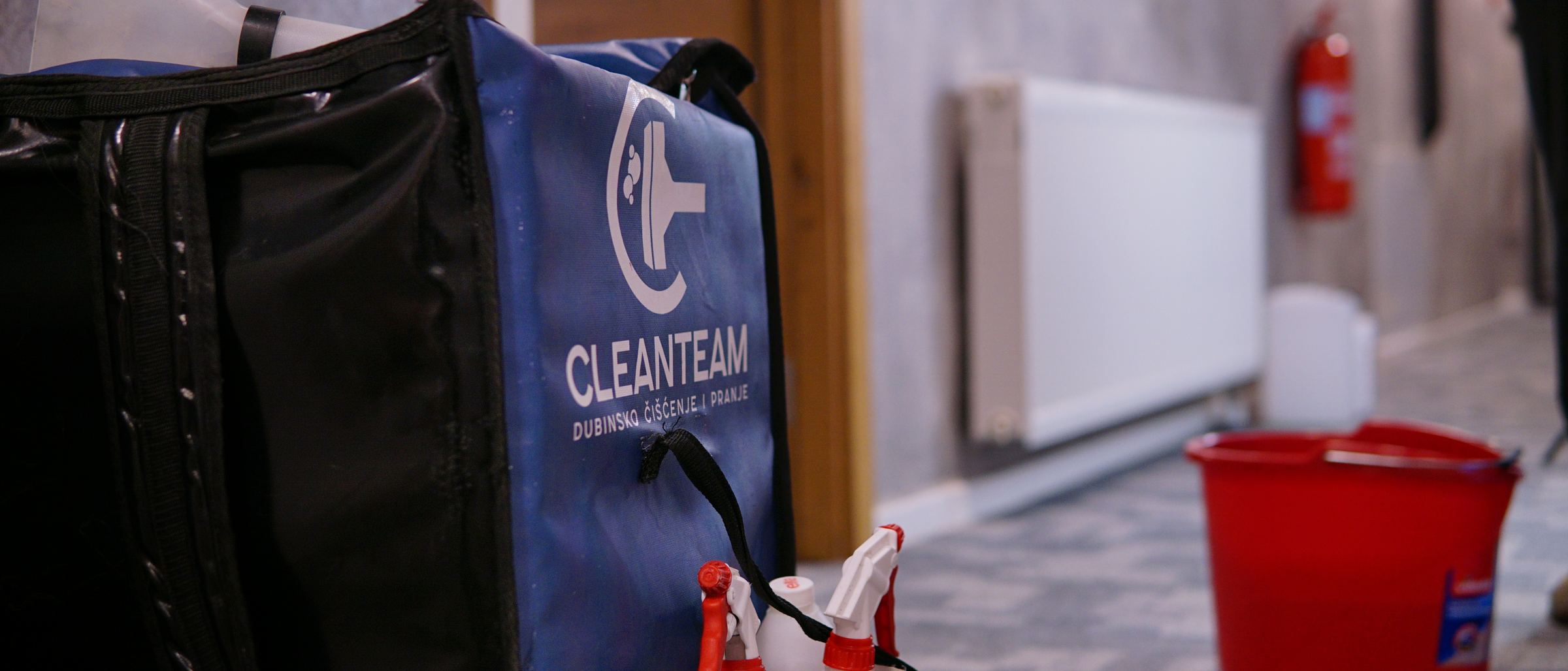 Torba i oprema Clean Teama u stanu prije početka čišćenja