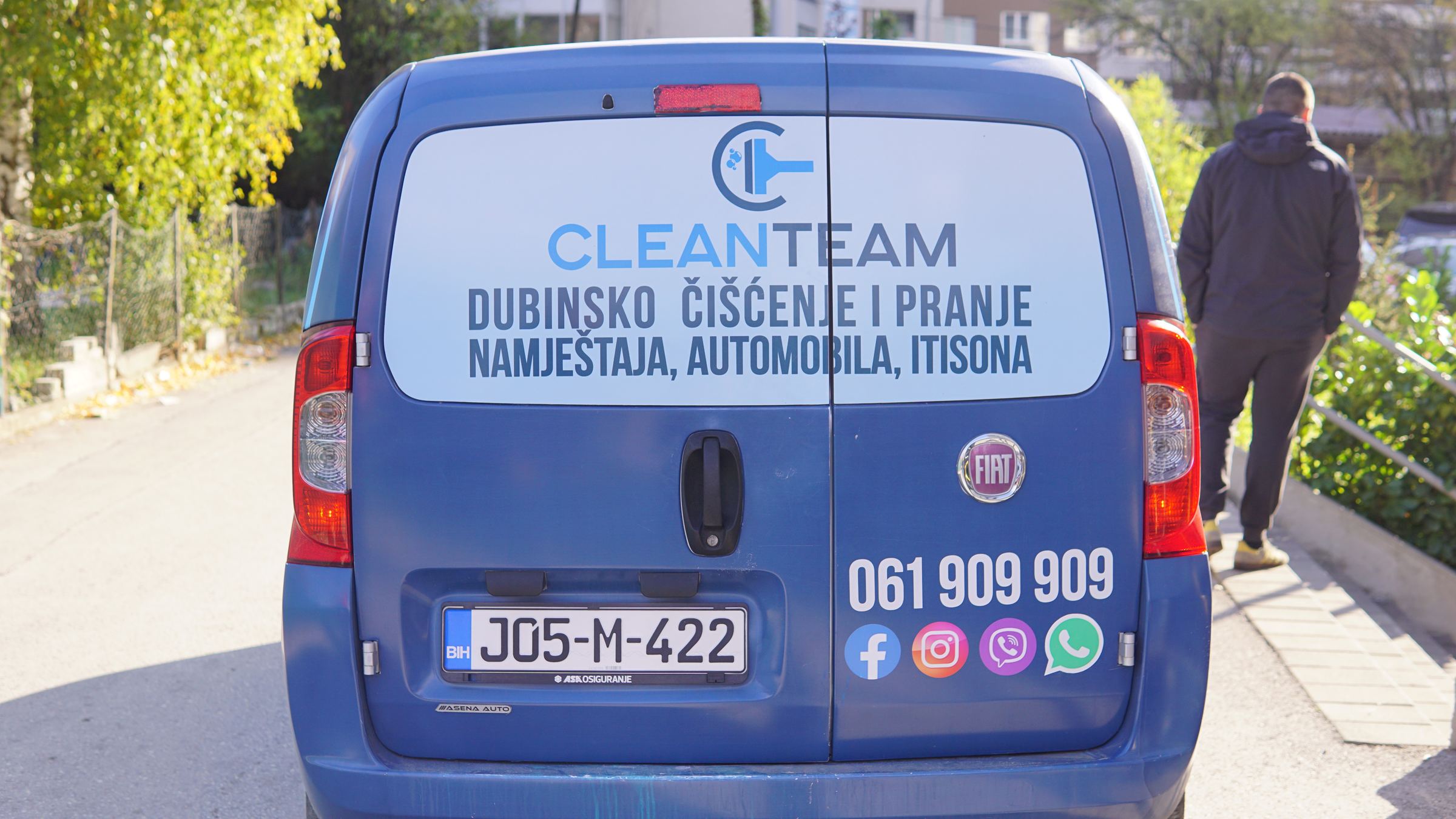 Vozilo Clean Teama sa kontakt podacima